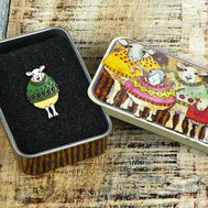 PIN IN A TIN – SHEEP IN GREEN SWEATER