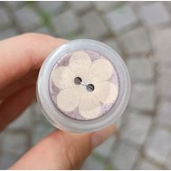 Knoflík dřevo 20 mm - hnědá kytička