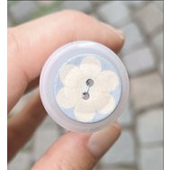 Knoflík dřevo 20 mm - kytička světlá