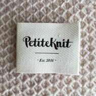 "PetiteKnit - Est. 2016" nášivka PetiteKnit