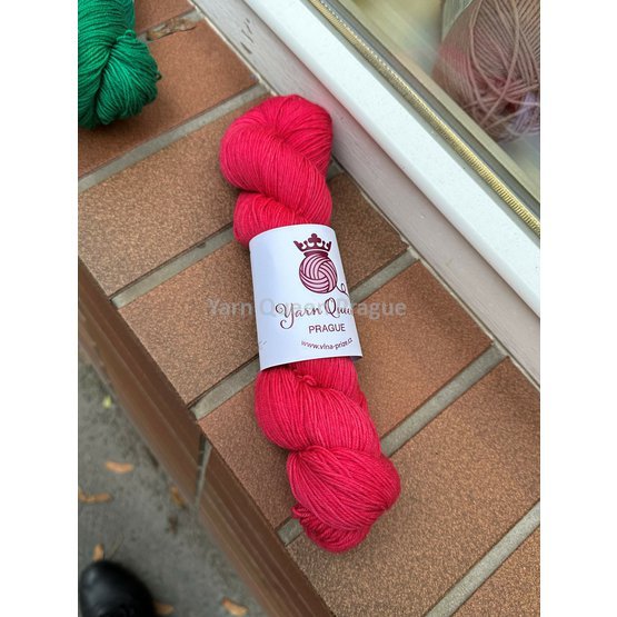 červená yarn queen.jpg