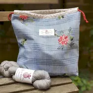 yarn-queen-taska-kostkovana-modra.webp