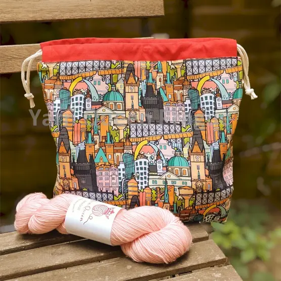 yarn-queen-taska-praha-barevna.webp