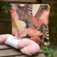 yarn-queen-taska-zip-kytkova-cerna-kanvas.webp