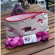 Yarn Queen projektová taška na zip Paní Mochomůrková malá